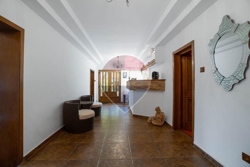 Casă individuală cu 13 camere cu Teren 4780 Mp în Moieciu de Sus