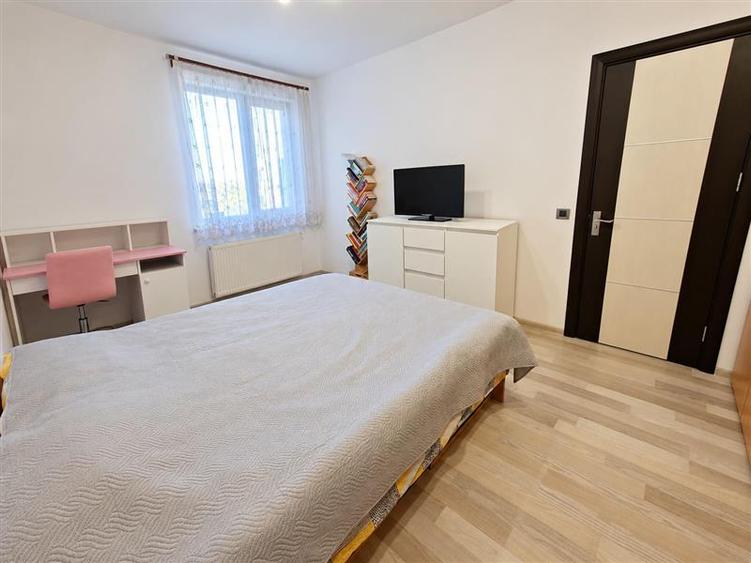 Apartament cu 3 camere nedecomandat, mobilat în Tractorul