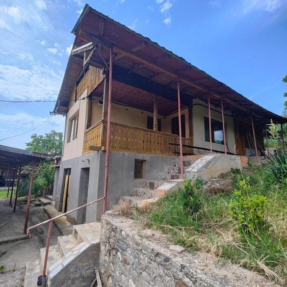 Casă cu 4 camere în Central