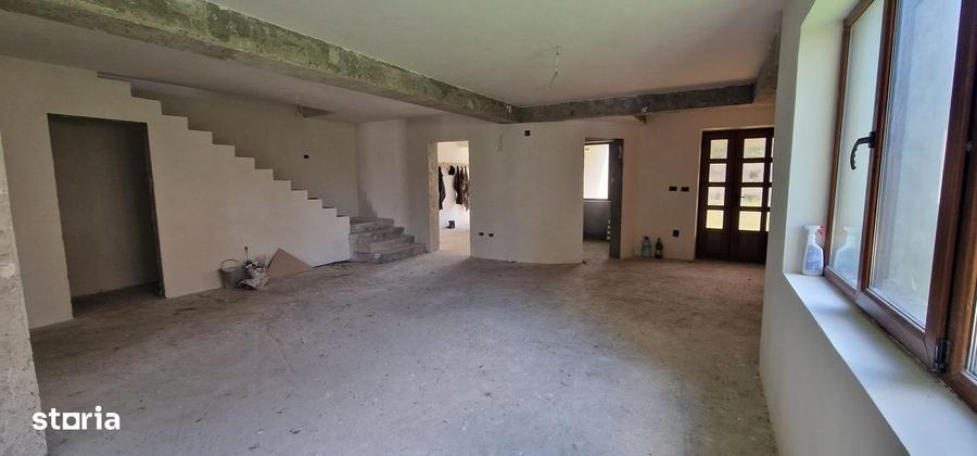 Casă cu 4 camere cu Teren 1860 Mp în Măgura