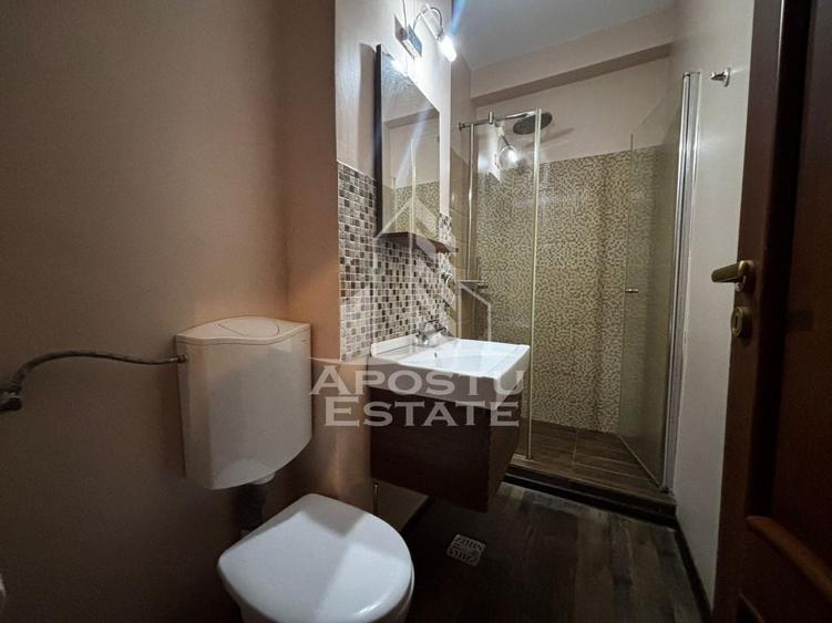 Apartament cu 4 camere semidecomandat, mobilat în Central