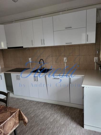 Apartament cu 3 camere decomandat în Florești