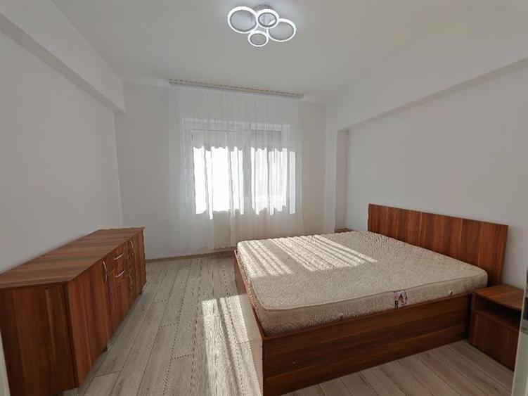 Apartament cu 3 camere decomandat, mobilat în Periferie