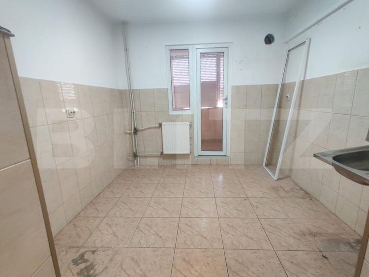 Apartament cu 3 camere semidecomandat în Rogerius