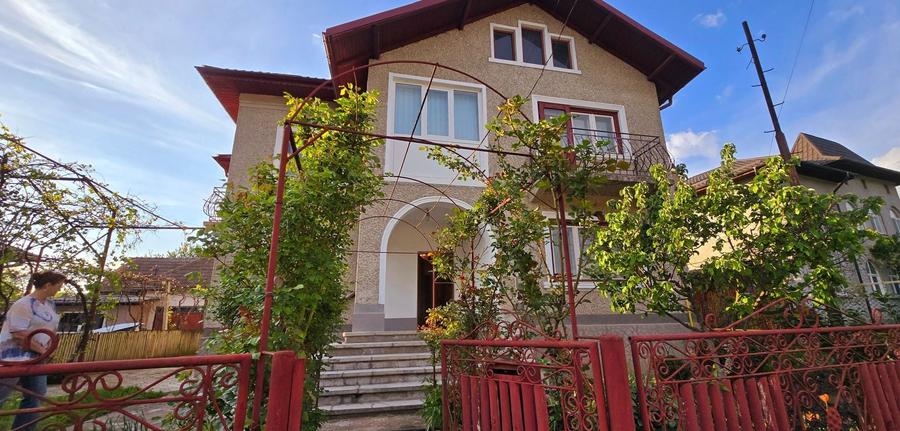 Casă individuală cu 7 camere cu Canalizare în Central