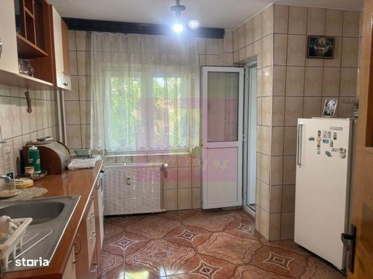Apartament cu 3 camere decomandat în Drumul Sării