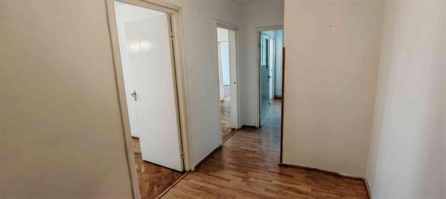 Apartament cu 3 camere decomandat în Astra