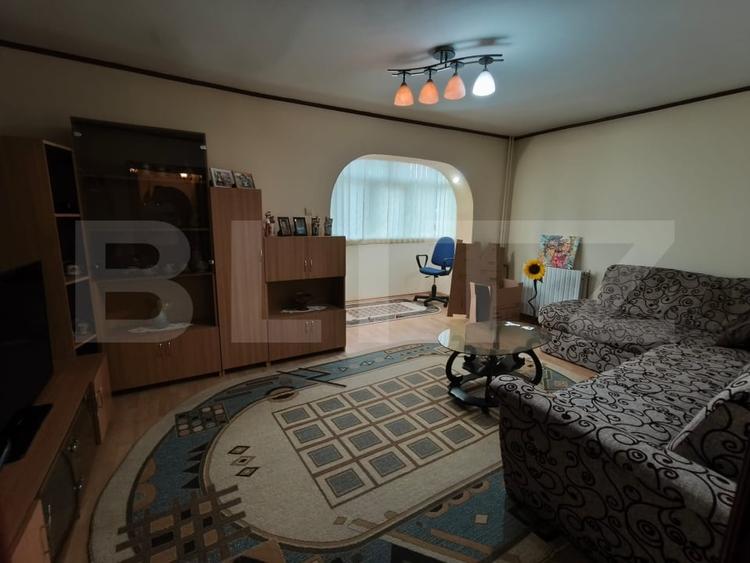 Apartament cu 3 camere decomandat, mobilat în Rovine
