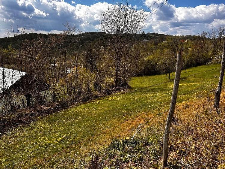 Teren de 2350 mp, în Surani