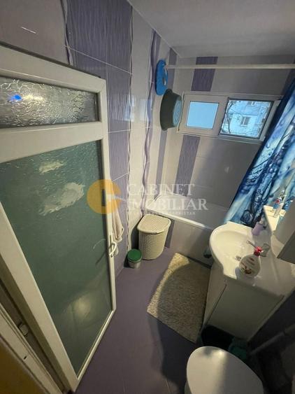 Apartament cu 2 camere semidecomandat, mobilat în Podu Roș