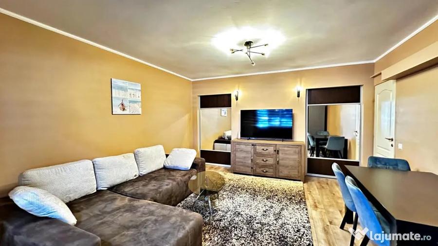 Apartament cu 3 camere decomandat în Far