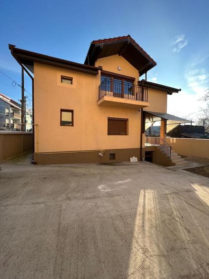 Casă cu 5 camere cu Teren 300 Mp în Exterior Vest