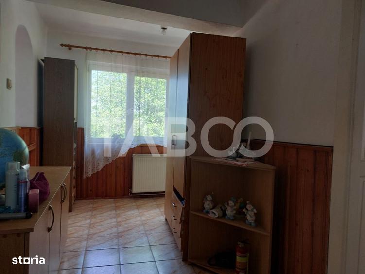 Casă cu 3 camere decomandat în Prislop