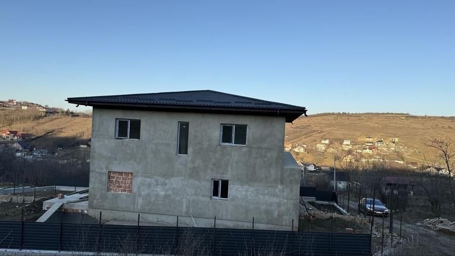 Casă cu 4 camere în Rediu