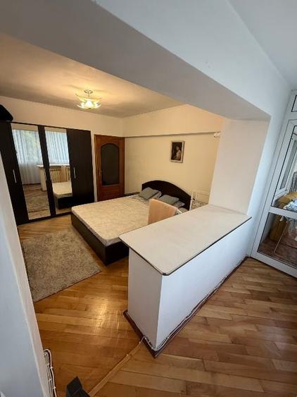 Apartament cu 3 camere decomandat, mobilat în Tei