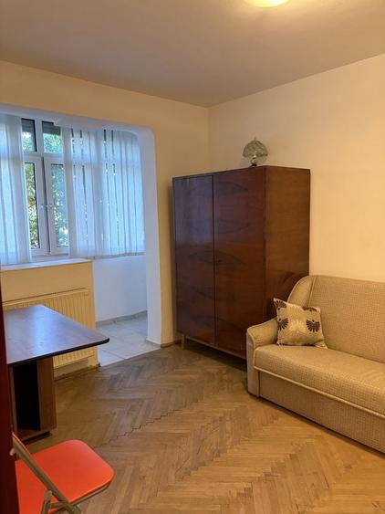 Apartament cu 3 camere semidecomandat în Cetății