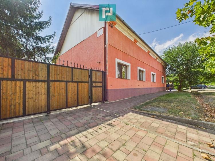 Casă individuală cu 6 camere cu Teren 2712 Mp în Central