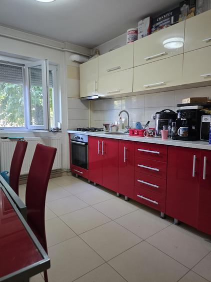 Apartament cu 3 camere semidecomandat în Gheorghe Lazăr