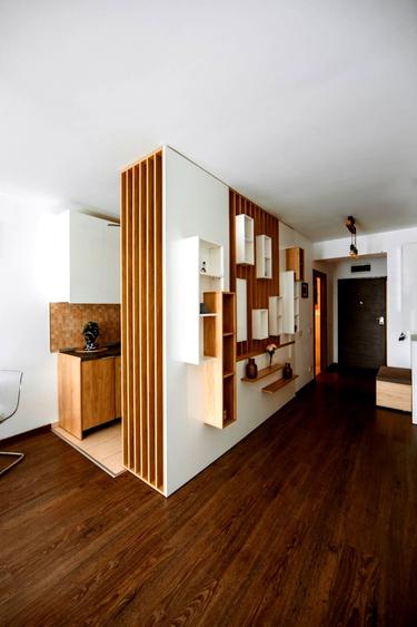 Apartament cu 3 camere semidecomandat, mobilat în Central