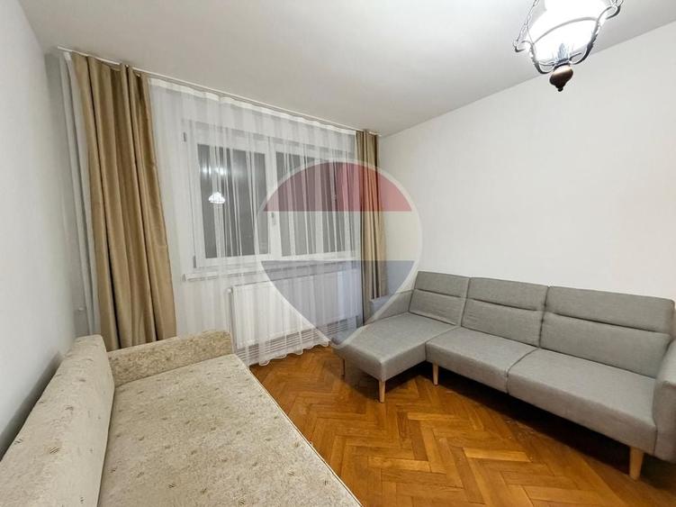 Apartament cu 3 camere semidecomandat, mobilat în Central