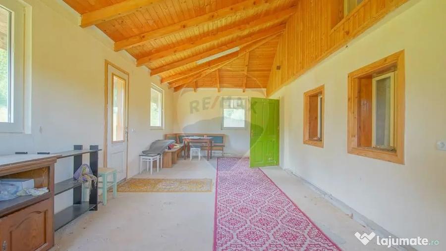 Casă cu 3 camere cu Teren 8100 Mp în Ucea