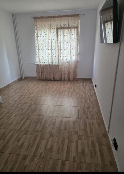 Apartament cu 3 camere semidecomandat în Sebastian