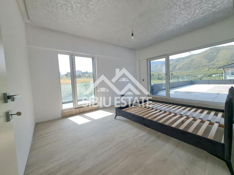 Casă individuală cu 5 camere cu Piscina în Est