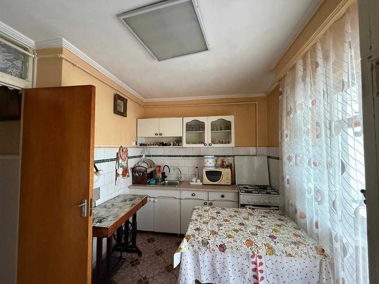 Apartament cu 3 camere decomandat în Găvana