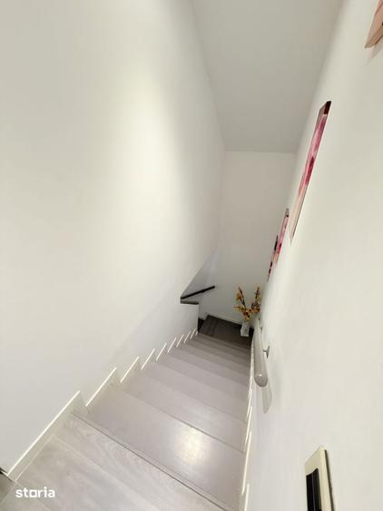Casă cu 4 camere cu Teren 1035 Mp în Curtești