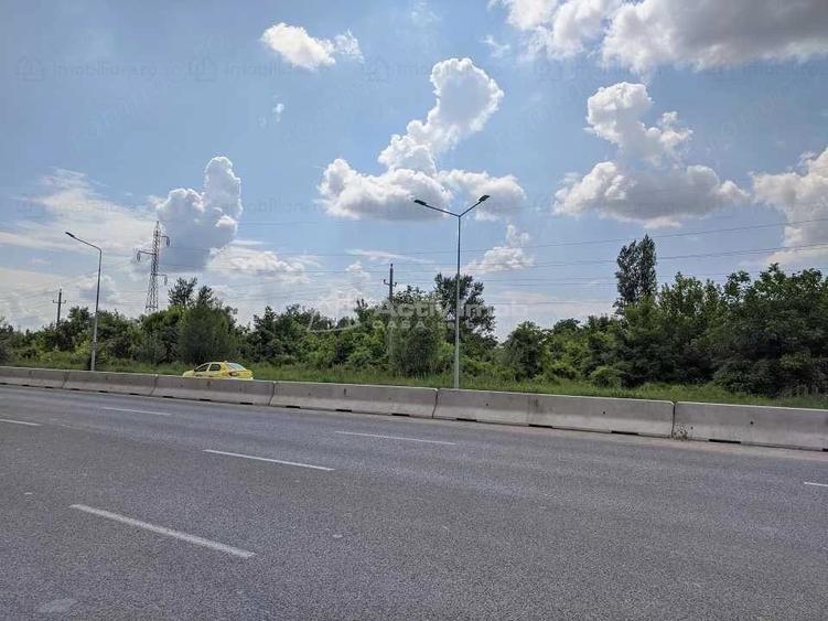 Teren de 3300 mp, în Titan