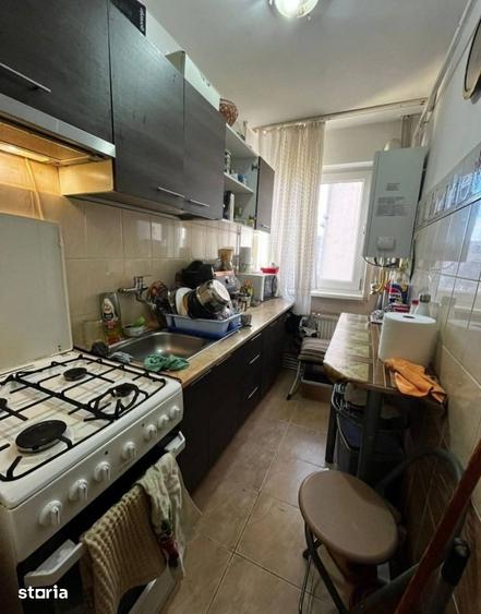 Apartament cu 3 camere semidecomandat în Calea București