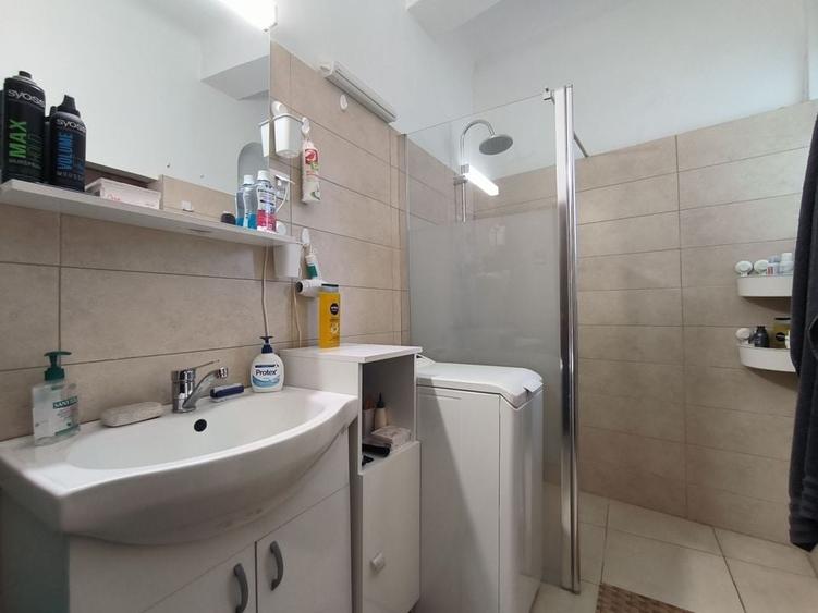 Apartament cu 3 camere semidecomandat în Armeneasca