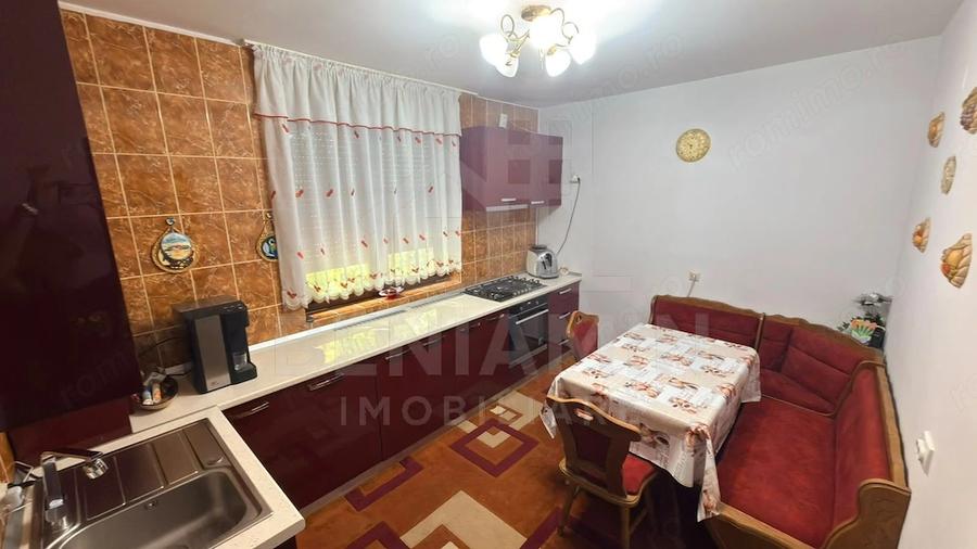 Casă cu 8 camere cu Teren 741 Mp în Central