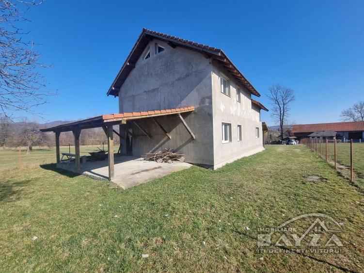Casă individuală cu 5 camere cu Teren 1200 Mp în Rus