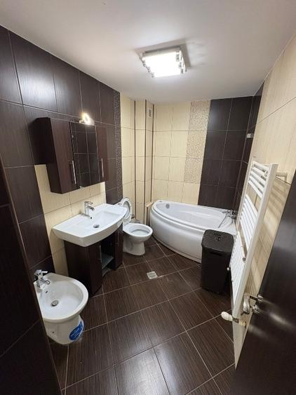 Duplex cu 13 camere cu Canalizare în Bucureștii Noi