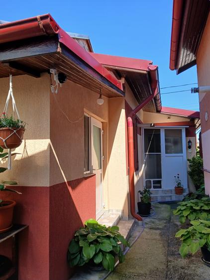 Casă cu 8 camere cu Canalizare în Voluntari