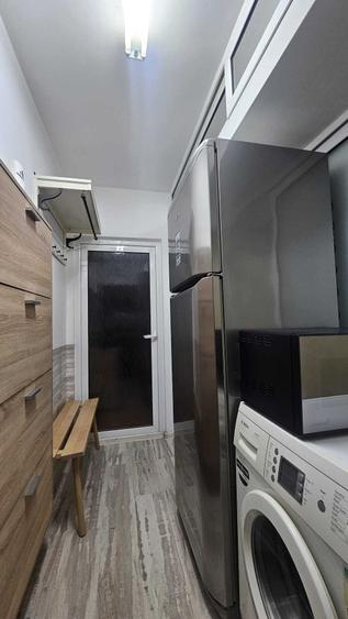 Apartament cu 3 camere semidecomandat în Craiovița Nouă