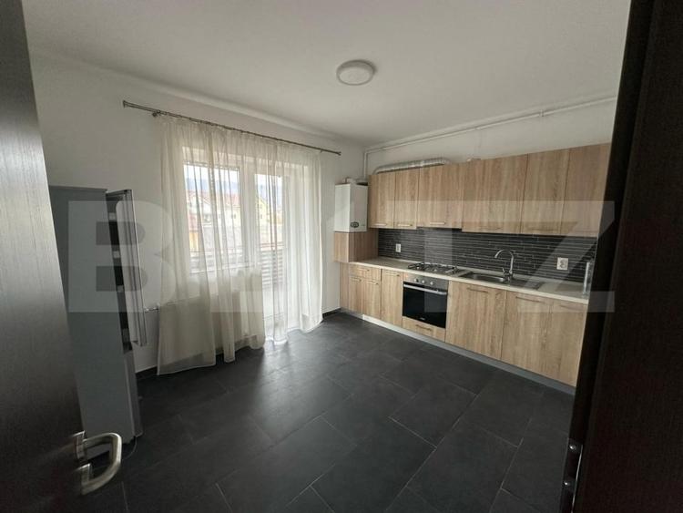 Apartament cu 3 camere semidecomandat, mobilat în Viișoara