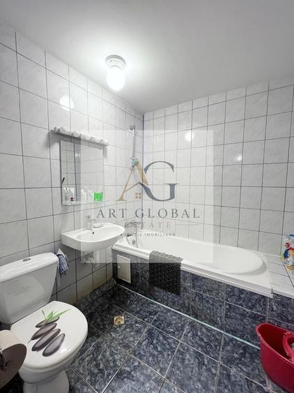 Apartament cu 3 camere semidecomandat, mobilat în Titan