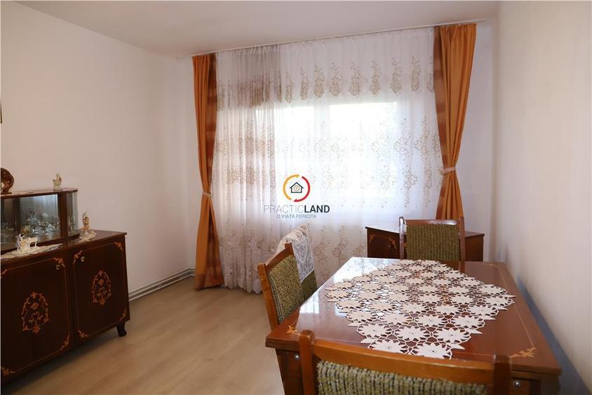Apartament cu 3 camere decomandat, mobilat în Exterior Est