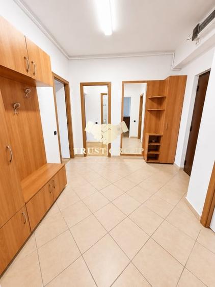 Apartament cu 3 camere decomandat, mobilat în Dacia