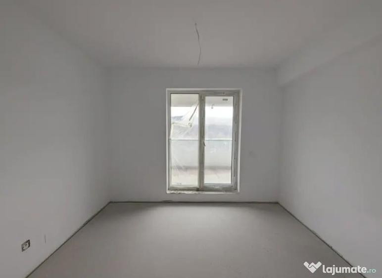 Apartament cu 4 camere semidecomandat în Florești