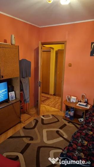 Apartament cu 4 camere decomandat în 1 Decembrie