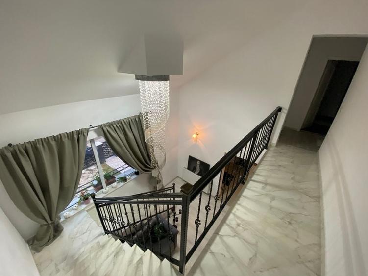 Casă cu 4 camere în Crișeni