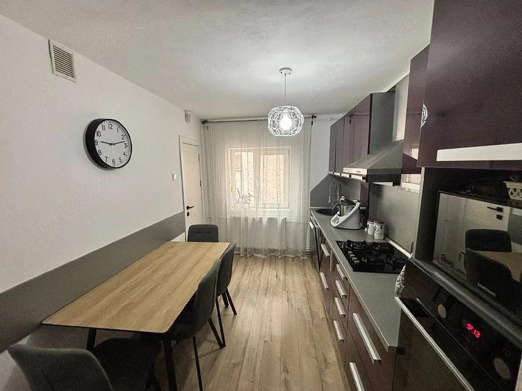 Apartament cu 5 camere decomandat în Central