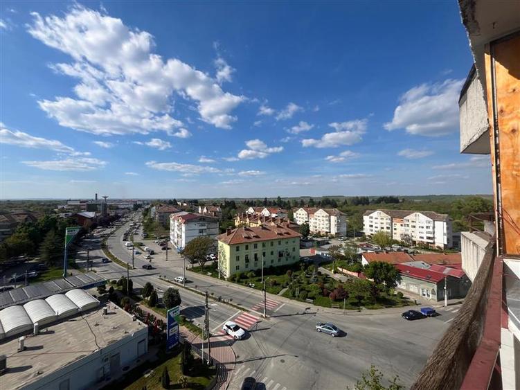 Apartament cu 3 camere semidecomandat, mobilat în Central
