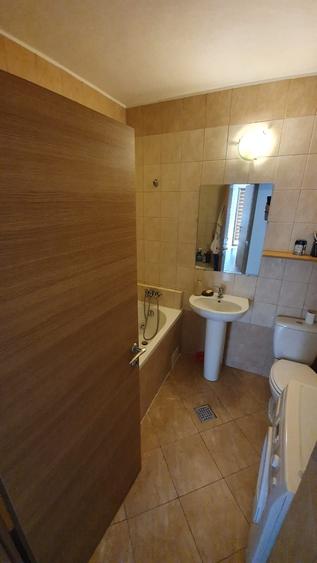 Apartament cu 3 camere decomandat în Cazasu