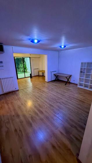 Apartament cu 3 camere semidecomandat în Banu Manta
