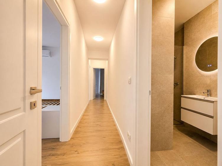 Apartament cu 4 camere în P-ța Universității