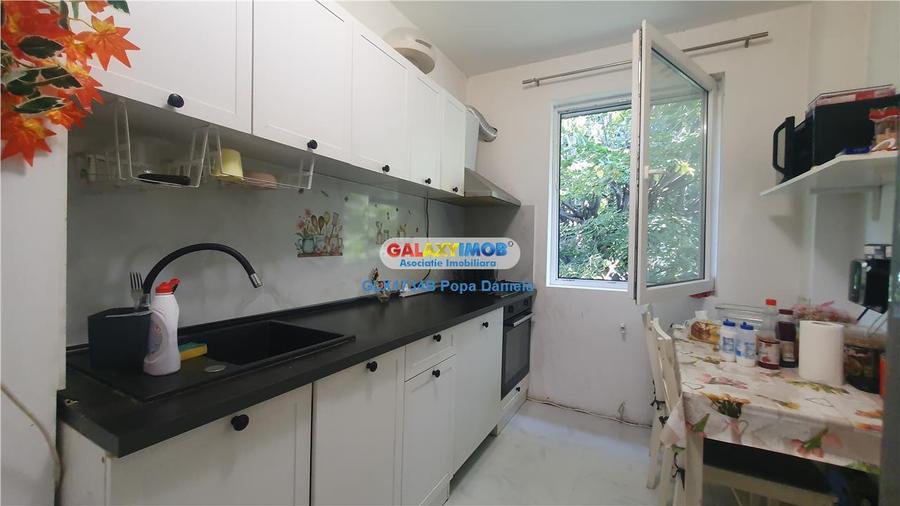 Apartament cu 4 camere semidecomandat în Militari